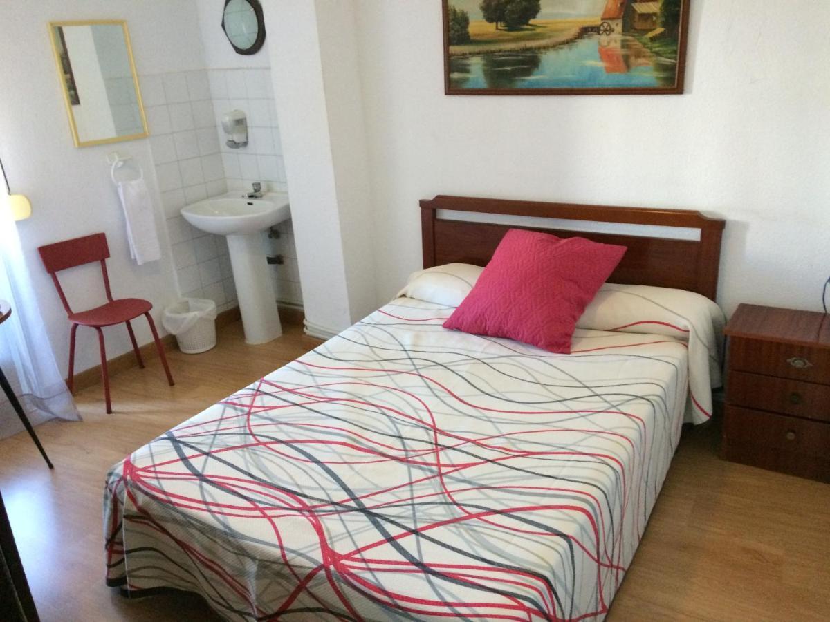 Pension Carretero กาเซเรส ภายนอก รูปภาพ